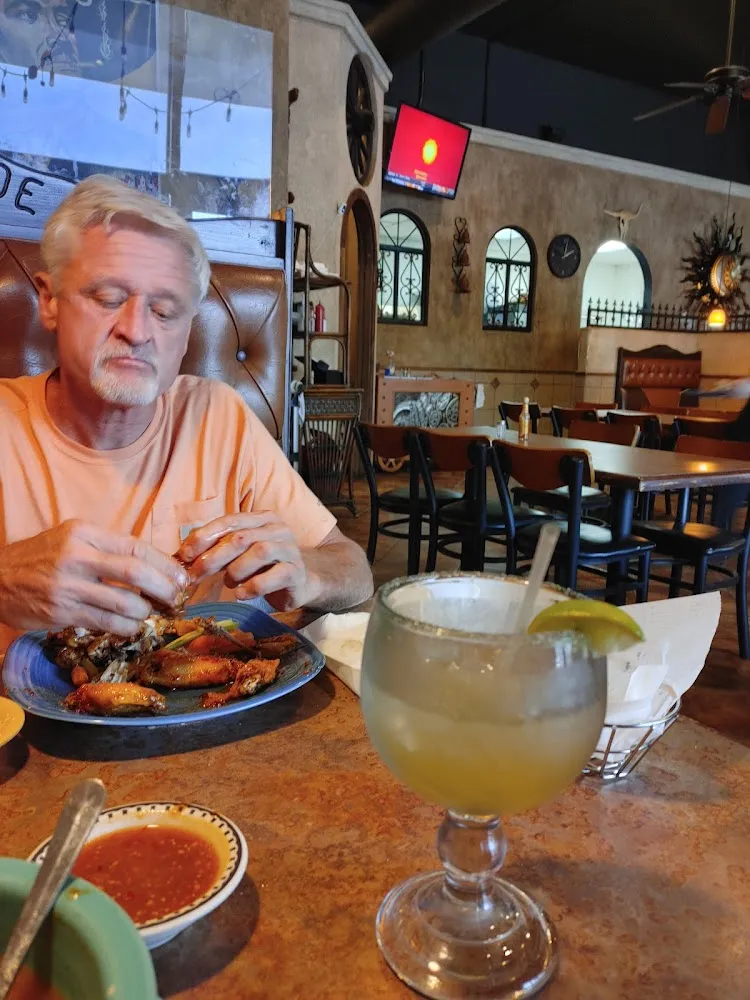 Margarita Sopa de Pollo Wings